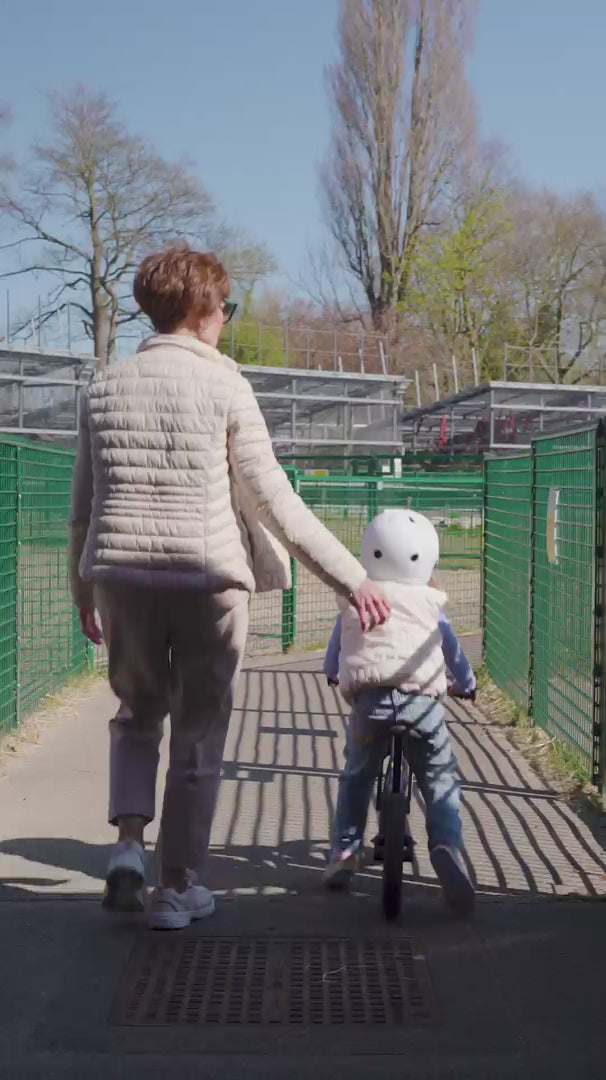 Load video: LIFERYDER VOGUE balance bike video in a park