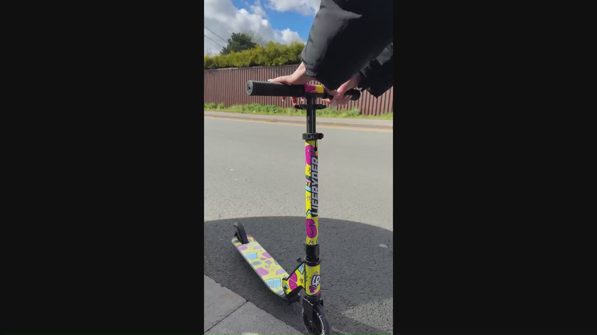 Load video: LIFERYDER QUEST quick fold scooter demonstration video